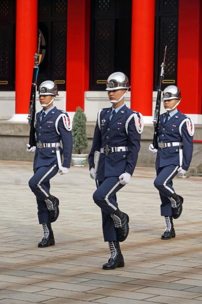 トラピックス　わくわく台湾北部4日間（6）「国民革命忠烈祠」で衛兵交代のセレモニーを見学する。