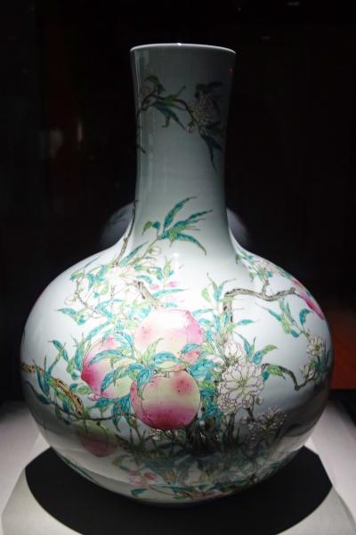 トラピックス　わくわく台湾北部4日間（9）国立故宮博物院の歴代の陶磁器に再会するも、時間切れで書画を見るに至れずに見学を終える。