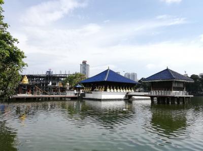 【スリランカ】ベイラ湖の湖上に建つシーマ・マラカヤ寺院