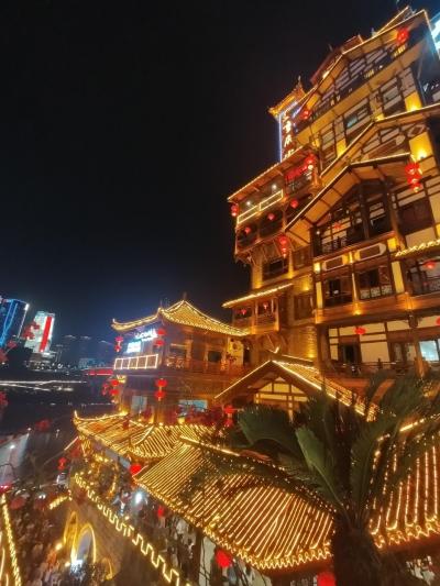 高低差を楽しむ重慶１人旅No.２　賑わう解放記念碑周辺　マルシェで美式IPAとヨーグルトアイス　夜の激込み洪崖洞で重慶小面