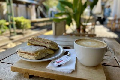 ホームのカフェとレストラン ブエノスアイレスの海岸線 Tren de la Costa 