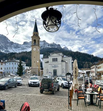 冬のスキーシーズンに南チロルの山々、ドロミーティ Cortina d&#39;AmpezzoからPadolaへ
