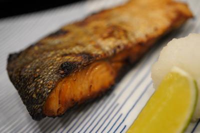 20230505 豊洲 連休最中の臨時開市日は、高はしで。春の塩引鮭は、なんだか優しいお味でえぇですね。