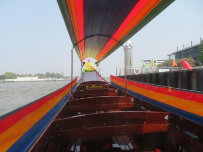 タイ　「行った所・見た所」　バンコクのチャオプラヤー川のター・チャーン船着場から水上タクシーに乗船