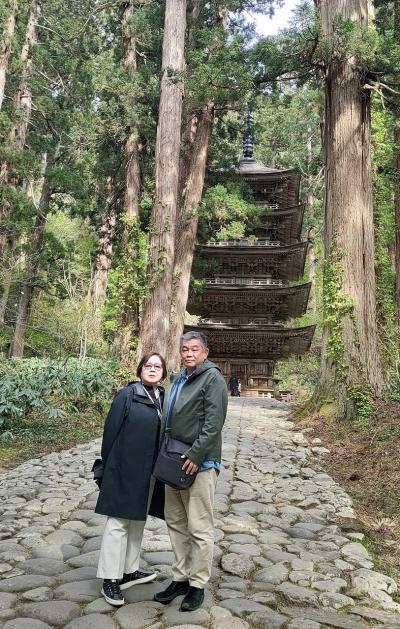 クラブツーリズム　おいしい山形庄内旅（3）妻への結婚記念日のプレゼントは随神門から国宝五重塔往復し、三神合祭殿で御祈祷を受ける。