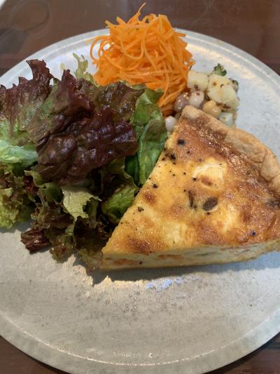 きょうとさんぽ　　町家のカフェで美味しいキッシュ♪　歴史めぐりと佛光寺、京都市学校歴史博物館へ。