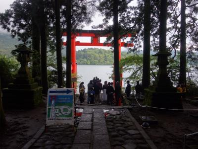 箱根神社に参詣。午後6時過ぎなのに，例の鳥居まえは長蛇の行列だった。