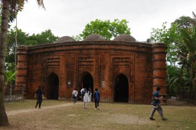 ベンガル・デルタの国バングラデシュ（７）　バゲルハットのモスク都市　