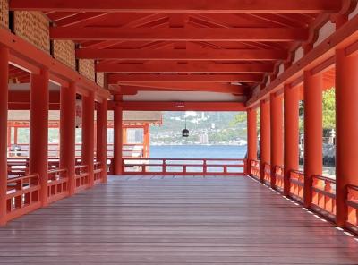 安芸の宮島　海上に佇む厳島神社と霊峰弥山