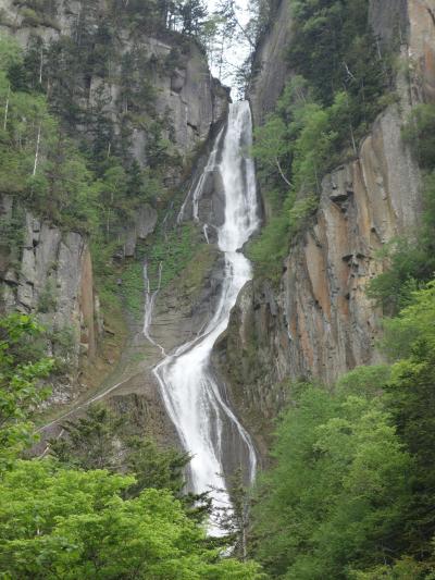 層雲峡の岩の間の川を遡り，銀河の滝と流星の滝を見る。壮大な景色。