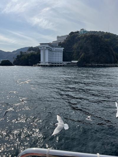 熱海温泉　その①　遊覧船に乗って海から熱海の街を眺めました。