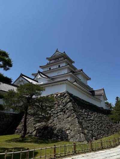 白亜の城と湖