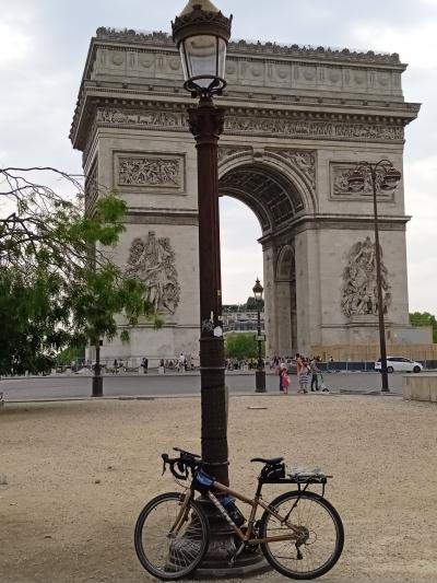 自転車旅行（ローマからパリ）７４日目　パリの凱旋門にゴール