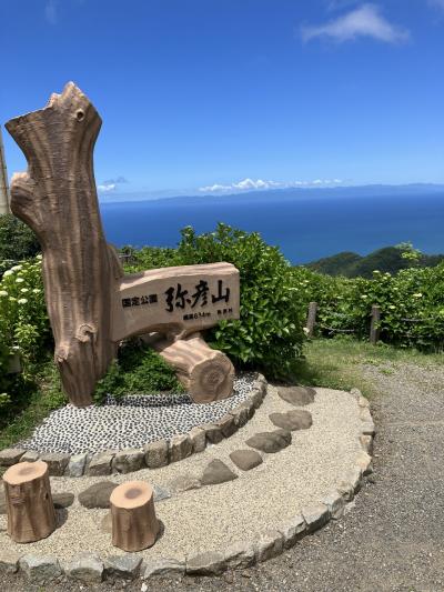 彌彦神社と弥彦山