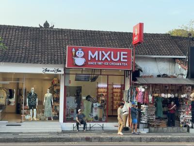 ウブド市場の前にMIXUEソフトクリーム、オープン！