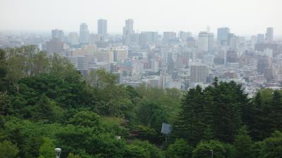 札幌を見下す丘へ行きましょう。旭山記念公園です。クルマならすぐ。