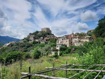 Castelvecchio di Rooca Barbenaから Albenga まで塩の道ハイキング