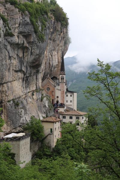 ３年７ヶ月ぶりの海外はイタリア♪③　～崖に佇む教会「Madonna della Corona」～