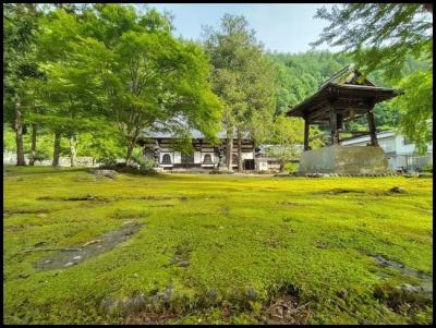 小さな温泉地、霊泉寺温泉へ。