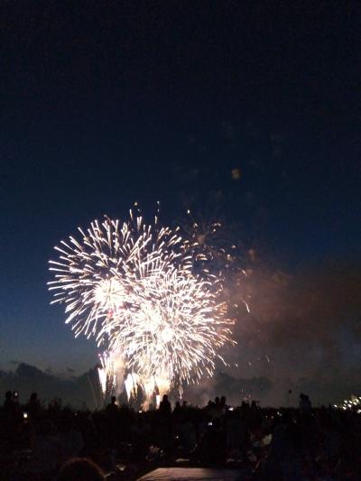 市川市、江戸川区納涼花火大会140万人の観客でした。