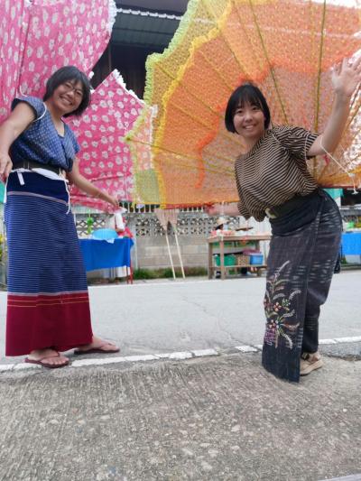 2023年7月　タイ・ムアンポーン　サンデー・マーケットでタイヤイ族の伝統の舞を踊ってみた（笑）