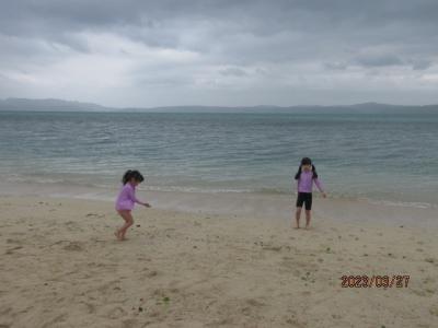 孫と一緒の沖縄旅行（１３）古宇利の浜辺で。