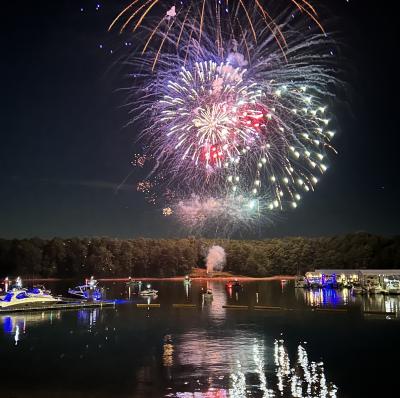 ラニアー湖(ｼﾞｮｰｼﾞｱ州)_Lake Lanier(GA)　呪われた湖！?ジョージア州最大の湖でレイバー・デイの花火を鑑賞