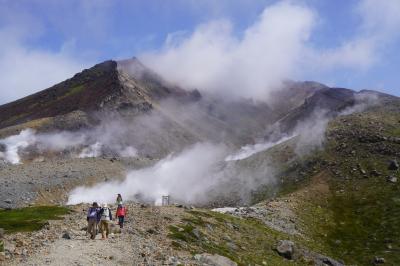旭岳、富良野・美瑛から積丹半島の旅（二日目）～白い噴煙と雲が流れる旭岳を間近に望む姿見の池周遊コース。緩やかな山裾は神々の遊ぶ庭の通りです～