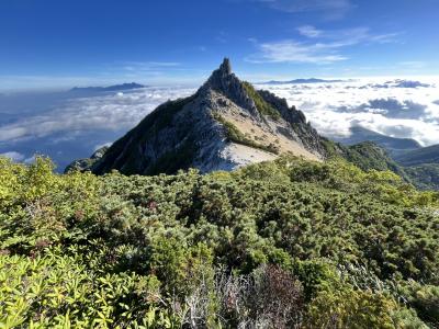 雲海に浮かぶ天然の要塞　南アルプス鳳凰三山