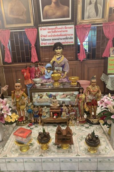 オンヌットにあるタイの有名な民話（難産で死亡した女性の悪霊の話)のお寺を参拝してきました