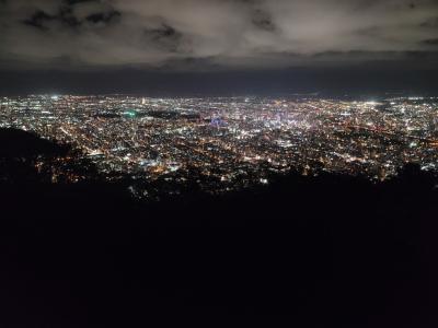 藻岩山夜景とクロスホテル、海鮮料理の札幌