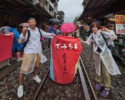 シニア夫婦が行く台湾2泊3日7万歩の旅② 台鉄でGo♪願い事よ舞い上がれ！十份の空に☆雨の九份☆冰讚の極旨生マンゴー☆ディナーは杭州小籠湯包