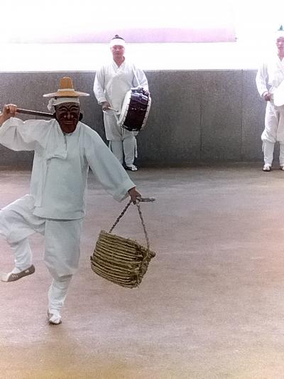 月夜の下で仮面劇！？