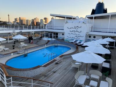 飛鳥２　横浜を出航 横浜は夕日に染まる