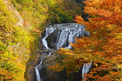 すっかり、もう、秋　紅葉に包まれる袋田の滝