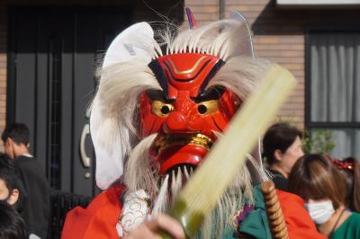 尾道ベッチャー祭～神輿を先導する三鬼神「ソバ」「ベタ」「ショーキー」が福を授ける病魔退散のお祭り。片っ端から頭をチョコンとやって大忙しです～