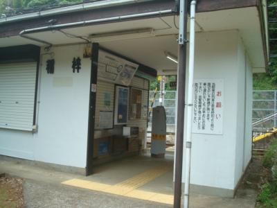 秘境駅と呼ばれる稲梓駅周辺を徒歩で散策。周辺には寺や神社、湧き水がありました。
