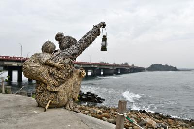 2023_台湾の旅〈台南9-6〉期間限定で堤防の上に置かれた芸術作品