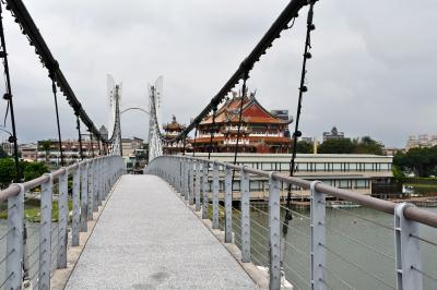 2023_台湾の旅〈桃園4-3〉吊り橋を渡って大きな池の中のお宮へ