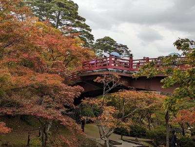 弥彦公園の紅葉と鮭のまち村上・イヨボヤ会館