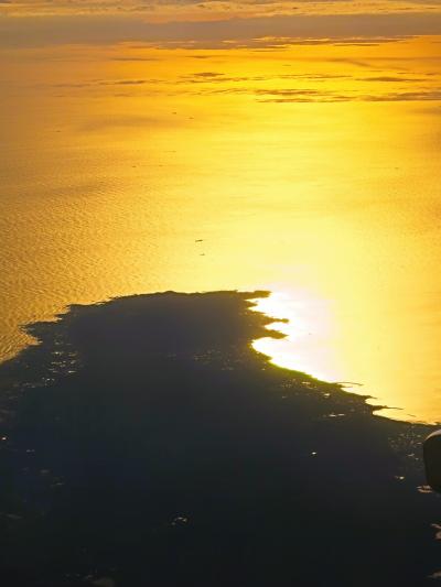 JAL496便-2　高知⇒羽田　機上の夕日:黄金の水面　☆富士山！雲上に見えた