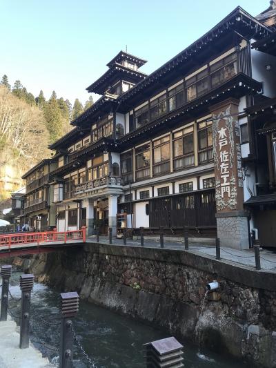 四月でも雪の残る銀山温泉…花見の霞城公園