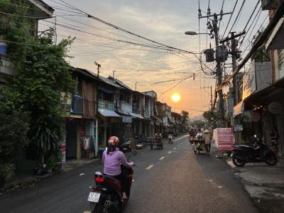 2023年12月：ホーチミンローカル散歩。夕日はどこで見ても風情がある?