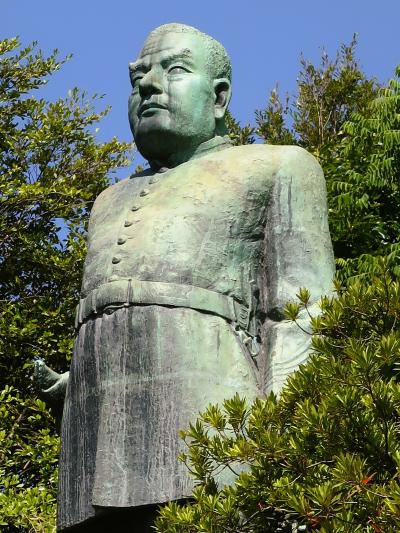 鹿児島-7　西郷隆盛銅像　城山を背に軍服姿　☆鹿児島市立美術館あたり・アコウ