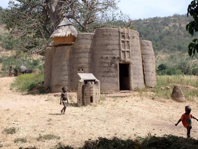 筋斗雲で行く　西アフリカ４か国ブードゥー教の世界⑥　国境を越えてベナン・タタソンバの郷