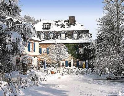 セピア色の思い出：メリークリスマス！ベルクミューレの名の小さな古城ホテルでホワイトクリスマスを過ごした。