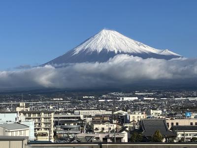2023年、プチ旅行を積み重ねるぞ (33) 冠雪の富士山。ついでに、横浜の夜景と豚カフェ