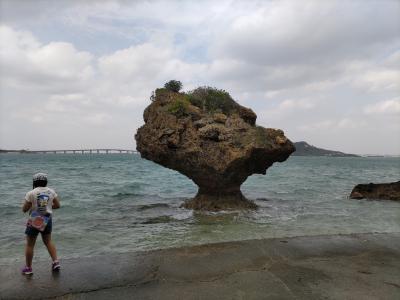 海中道路で平安座島へ、そして東・南部を回り、平和の礎で献花