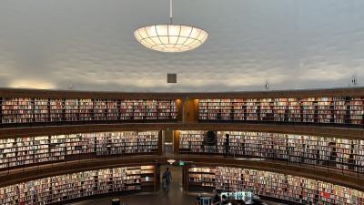 【北欧周遊1人旅１２】360度書架が並ぶ北欧建築の市立図書館。3か国目スウェーデン・ストックホルム