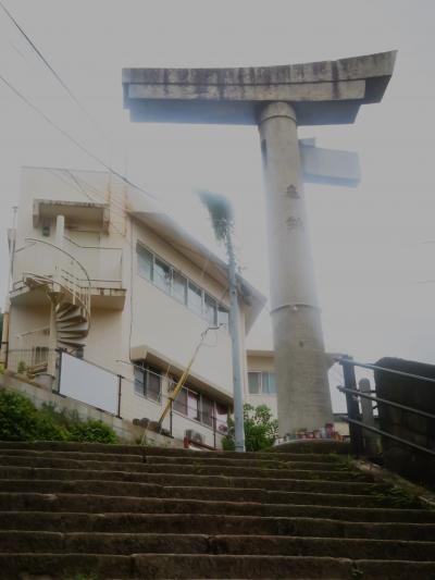 長崎22　山王神社　一本柱鳥居-原爆の悲惨さ伝え　☆破損部分は道路に保存